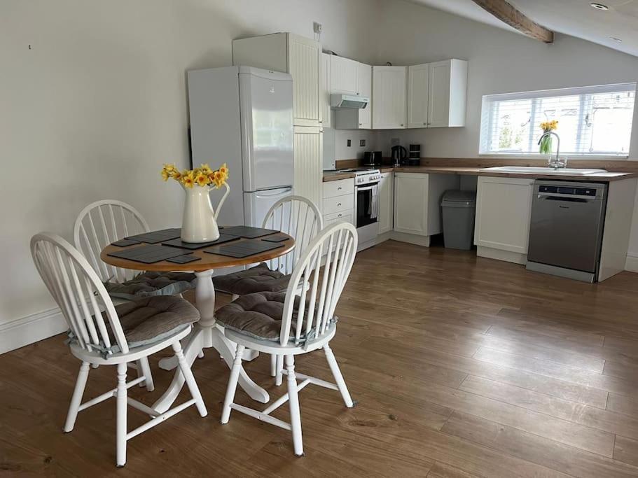 2 Bedroom Cottage In Old Town Swindon Eksteriør billede